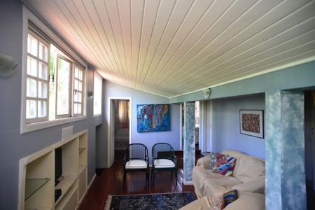 Sala de casa de condomínio à venda com 2 quartos, 110m² em Barra da Tijuca, Rio de Janeiro