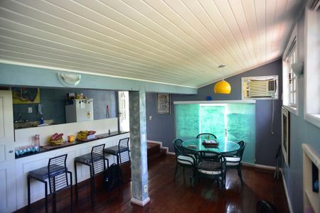 Sala de casa de condomínio à venda com 2 quartos, 110m² em Barra da Tijuca, Rio de Janeiro