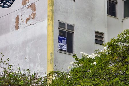 Fachada do Prédio + placa de apartamento para alugar com 2 quartos, 30m² em Porto da Pedra, São Gonçalo