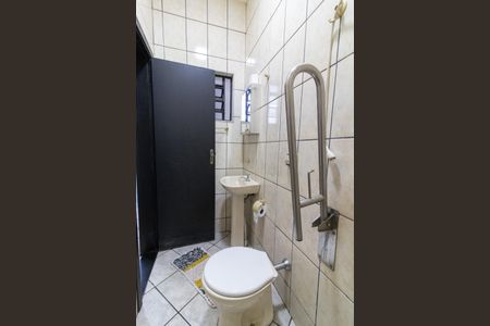 Casa à venda com 220m², 4 quartos e 4 vagas Casa à venda com 220m², 4 quartos e 4 vagasBanheiro de Serviço