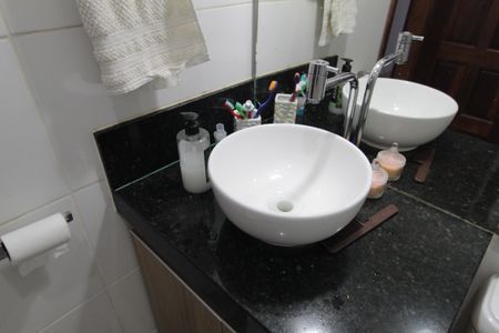 Casa à venda com 241m², 3 quartos e 4 vagasCasa 1 - Banheiro Social