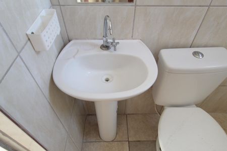 Casa à venda com 241m², 3 quartos e 4 vagasCasa 3 - Banheiro Social