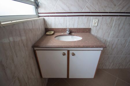 Casa para alugar com 300m², 3 quartos e 2 vagasBanheiro Social