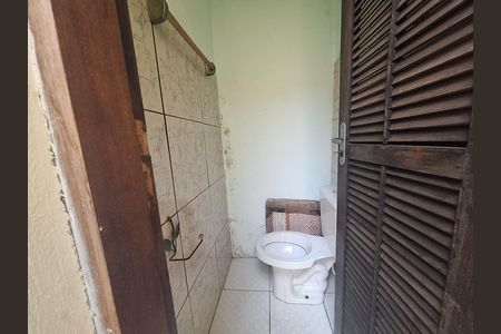 Banheiro de serviço de casa para alugar com 4 quartos, 150m² em Parque Maria Helena, Suzano