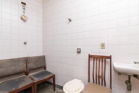 Casa para alugar com 330m², 4 quartos e 5 vagasBanheiro da área de serviço