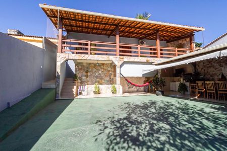 Casa à venda com 170m², 2 quartos e 2 vagasFachada