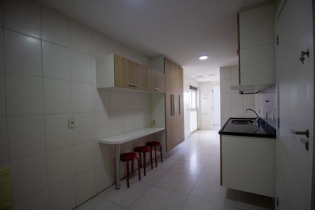 Apartamento à venda com 171m², 4 quartos e 3 vagas Apartamento à venda com 171m², 4 quartos e 3 vagasCozinha e Área de Serviço
