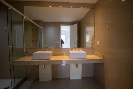 Apartamento à venda com 171m², 4 quartos e 3 vagas Apartamento à venda com 171m², 4 quartos e 3 vagasBanheiro da Suíte 1