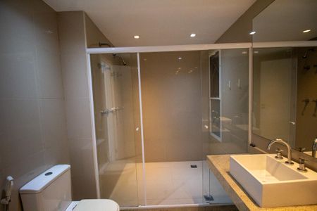 Apartamento à venda com 171m², 4 quartos e 3 vagas Apartamento à venda com 171m², 4 quartos e 3 vagasBanheiro da Suíte 1
