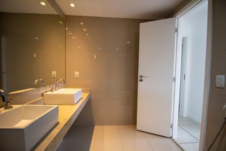 Apartamento à venda com 171m², 4 quartos e 3 vagas Apartamento à venda com 171m², 4 quartos e 3 vagasBanheiro da Suíte 1