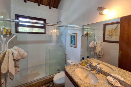 Casa de condomínio à venda com 320m², 4 quartos e 2 vagas Casa de condomínio à venda com 320m², 4 quartos e 2 vagasBanheiro da Suíte 2