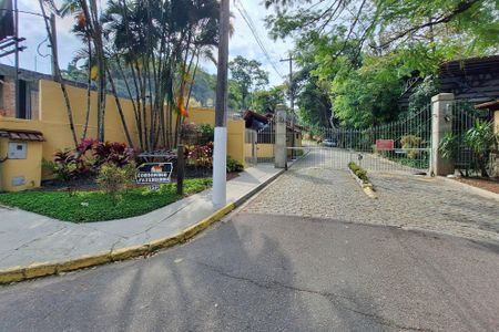 Casa de condomínio à venda com 320m², 4 quartos e 2 vagas Casa de condomínio à venda com 320m², 4 quartos e 2 vagasFachada