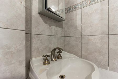 Banheiro de kitnet/studio para alugar com 1 quarto, 42m² em República, São Paulo