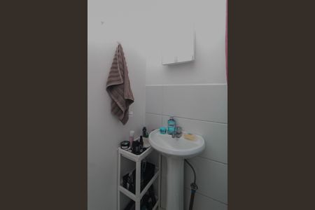 Banheiro social de apartamento à venda com 2 quartos, 51m² em Vila Nova, Porto Alegre