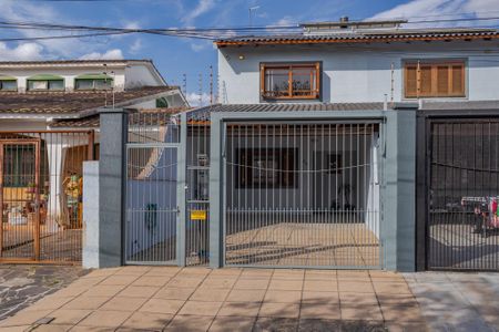 Casa à venda com 170m², 2 quartos e 2 vagas Casa à venda com 170m², 2 quartos e 2 vagasFachada