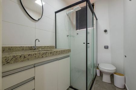 Banheiro de kitnet/studio para alugar com 1 quarto, 56m² em Paraíso, São Paulo