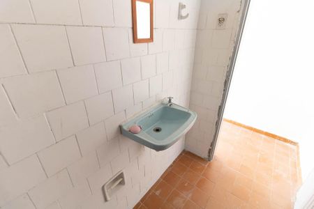 Banheiro de casa para alugar com 1 quarto, 25m² em Jardim Maria Estela, São Paulo