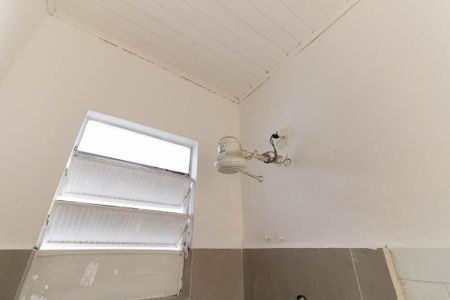 Banheiro de casa para alugar com 1 quarto, 25m² em Jardim Maria Estela, São Paulo