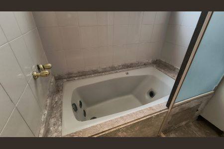 Apartamento à venda com 200m², 3 quartos e 3 vagas Apartamento à venda com 200m², 3 quartos e 3 vagasBanheiro da Suíte 2