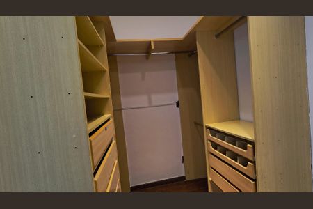 Apartamento à venda com 200m², 3 quartos e 3 vagas Apartamento à venda com 200m², 3 quartos e 3 vagasCloset da Suíte 2