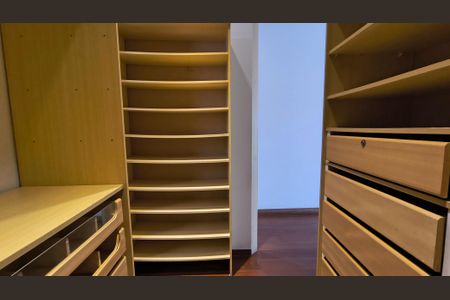 Apartamento à venda com 200m², 3 quartos e 3 vagas Apartamento à venda com 200m², 3 quartos e 3 vagasCloset da Suíte 2