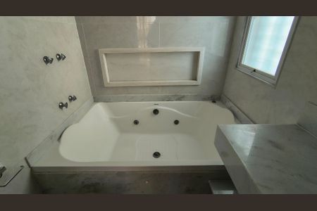 Apartamento à venda com 200m², 3 quartos e 3 vagas Apartamento à venda com 200m², 3 quartos e 3 vagasBanheiro da Suíte 1