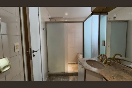 Apartamento à venda com 200m², 3 quartos e 3 vagas Apartamento à venda com 200m², 3 quartos e 3 vagasBanheiro da Suíte 2