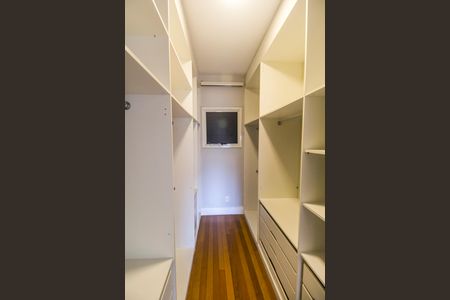 Apartamento à venda com 139m², 3 quartos e 2 vagas Apartamento à venda com 139m², 3 quartos e 2 vagasCloset da suíte