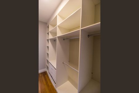 Apartamento à venda com 139m², 3 quartos e 2 vagas Apartamento à venda com 139m², 3 quartos e 2 vagasCloset da suíte