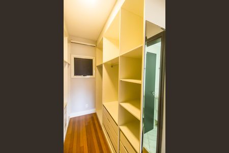 Apartamento à venda com 139m², 3 quartos e 2 vagas Apartamento à venda com 139m², 3 quartos e 2 vagasCloset da suíte