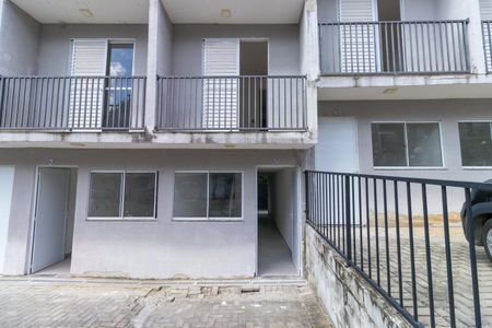 Casa de condomínio para alugar com 49m², 2 quartos e 1 vaga Casa de condomínio para alugar com 49m², 2 quartos e 1 vagaFachada