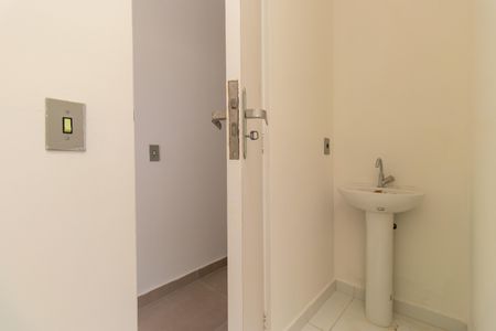 Casa de condomínio para alugar com 49m², 2 quartos e 1 vaga Casa de condomínio para alugar com 49m², 2 quartos e 1 vagaBanheiro andar superior