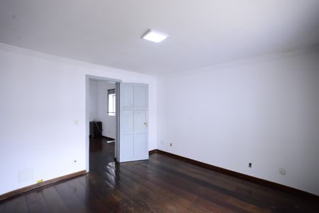 Casa à venda com 250m², 4 quartos e 5 vagasSuíte 2