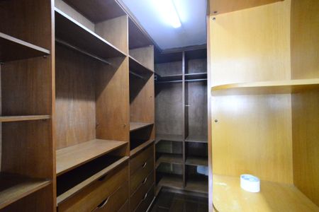 Casa à venda com 250m², 4 quartos e 5 vagasSuíte 2