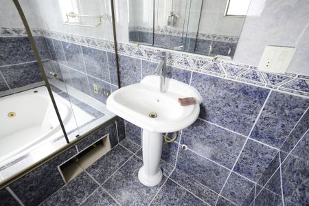 Casa à venda com 250m², 4 quartos e 5 vagasBanheiro da Suíte 2