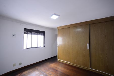 Casa à venda com 250m², 4 quartos e 5 vagasSuíte 2