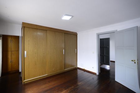 Casa à venda com 250m², 4 quartos e 5 vagasSuíte 2