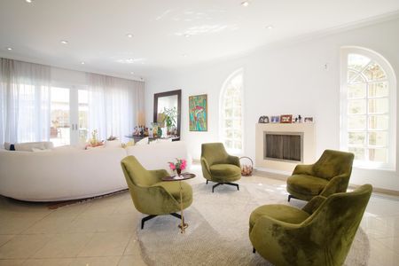 Casa à venda com 460m², 4 quartos e 3 vagas Casa à venda com 460m², 4 quartos e 3 vagasSala