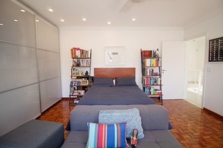 Casa à venda com 460m², 4 quartos e 3 vagas Casa à venda com 460m², 4 quartos e 3 vagasQuarto