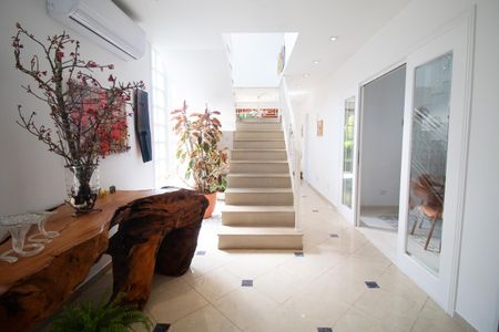 Casa à venda com 460m², 4 quartos e 3 vagas Casa à venda com 460m², 4 quartos e 3 vagasCorredor