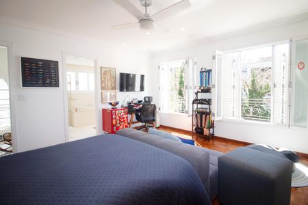 Casa à venda com 460m², 4 quartos e 3 vagas Casa à venda com 460m², 4 quartos e 3 vagasQuarto