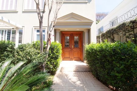 Casa à venda com 460m², 4 quartos e 3 vagas Casa à venda com 460m², 4 quartos e 3 vagasFachada