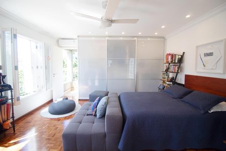 Casa à venda com 460m², 4 quartos e 3 vagas Casa à venda com 460m², 4 quartos e 3 vagasQuarto