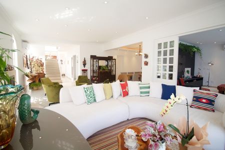 Casa à venda com 460m², 4 quartos e 3 vagas Casa à venda com 460m², 4 quartos e 3 vagasSala