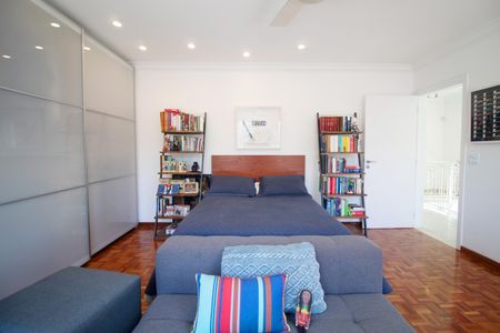 Casa à venda com 460m², 4 quartos e 3 vagas Casa à venda com 460m², 4 quartos e 3 vagasQuarto