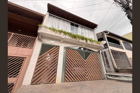 Casa à venda com 170m², 4 quartos e 2 vagasFachada