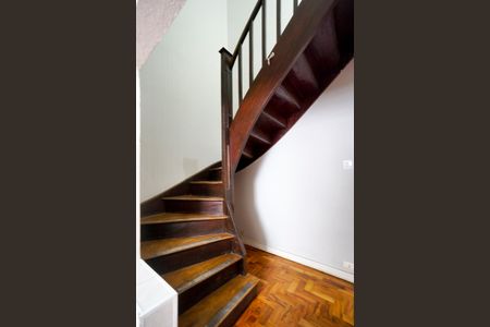 Casa à venda com 100m², 2 quartos e 1 vaga Casa à venda com 100m², 2 quartos e 1 vagaHall da escada