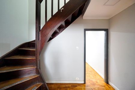 Casa à venda com 100m², 2 quartos e 1 vaga Casa à venda com 100m², 2 quartos e 1 vagaHall da escada