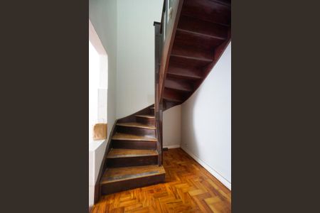 Casa à venda com 100m², 2 quartos e 1 vaga Casa à venda com 100m², 2 quartos e 1 vagaHall da escada