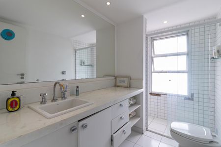 Apartamento à venda com 268m², 3 quartos e 3 vagas Apartamento à venda com 268m², 3 quartos e 3 vagasBanheiro da Suíte 2